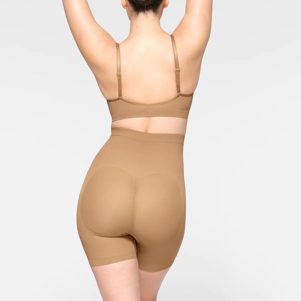 SKIMS SEAMLESS SCULPT MID THIGH SHORT - 0602 - Picture 2 of 4